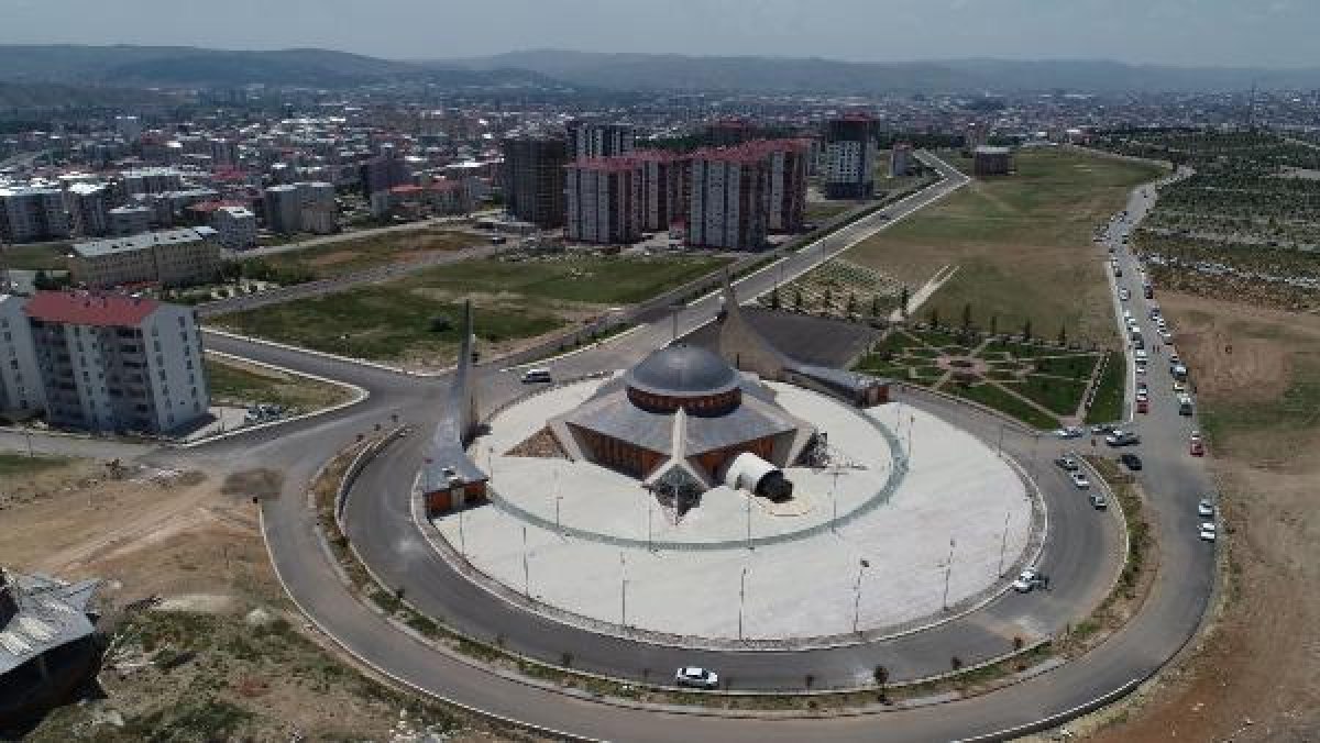 Sivas'ta ay yıldızlı caminin süslemesini kadınlar yaptı