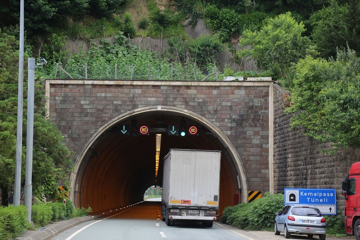 Artvin'de üstünde tarla olan tünel dikkat çekiyor