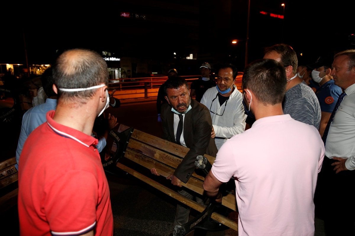 Ankara'da CHP'li vekiller baro eylemine bank taşıdı