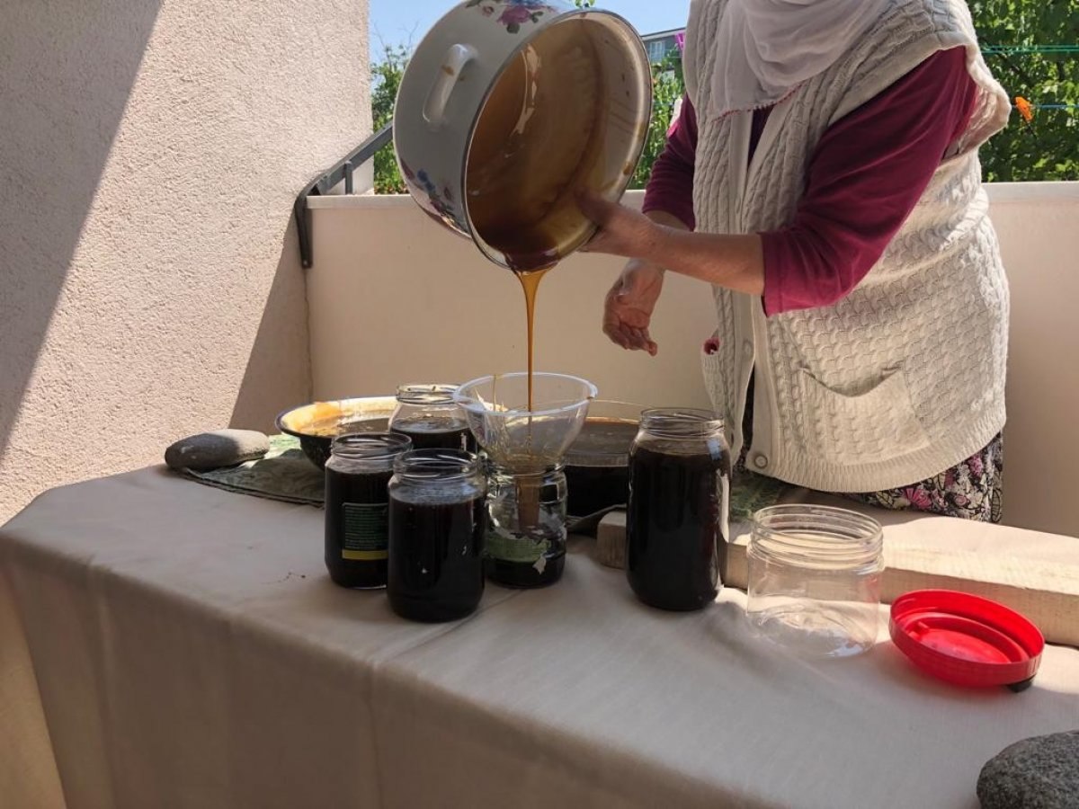 Kars'ta dutların yetişmesiyle pekmez yapımına başlandı