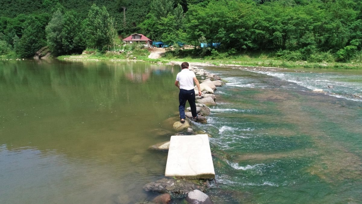 Ordu'da yolu olmayan eve kayalardan yol yaptı