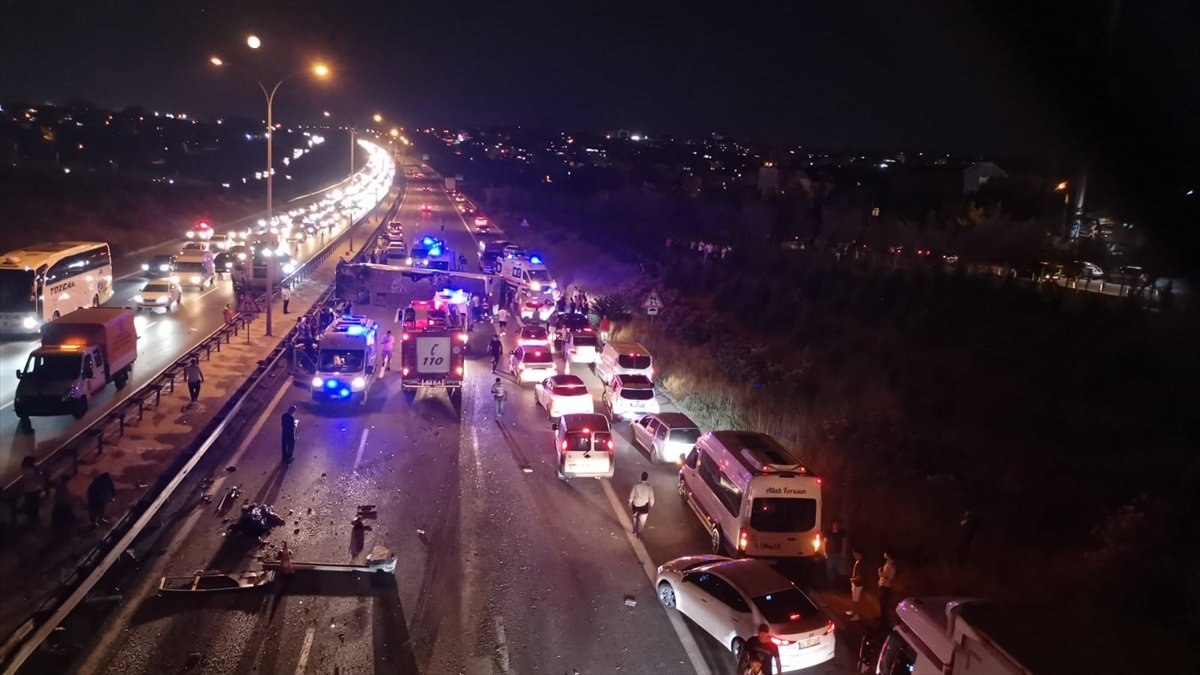 TEM Otoyolu'nda yolcu otobüsü devrildi