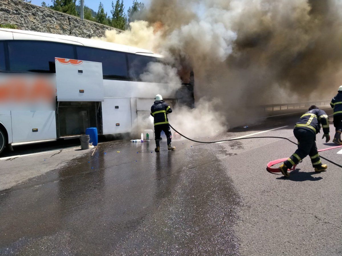 Adana'da seyir halindeki otobüs yandı