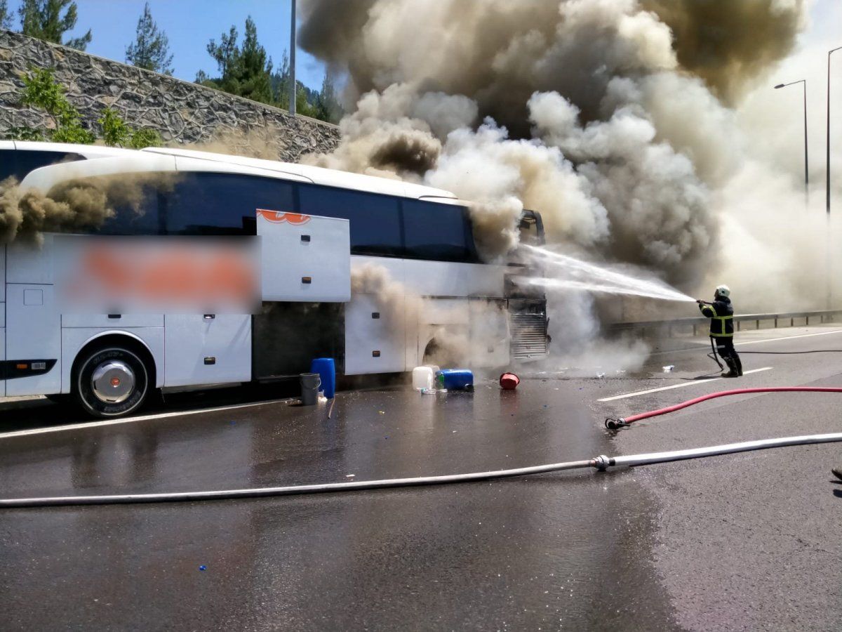 Adana'da seyir halindeki otobüs yandı