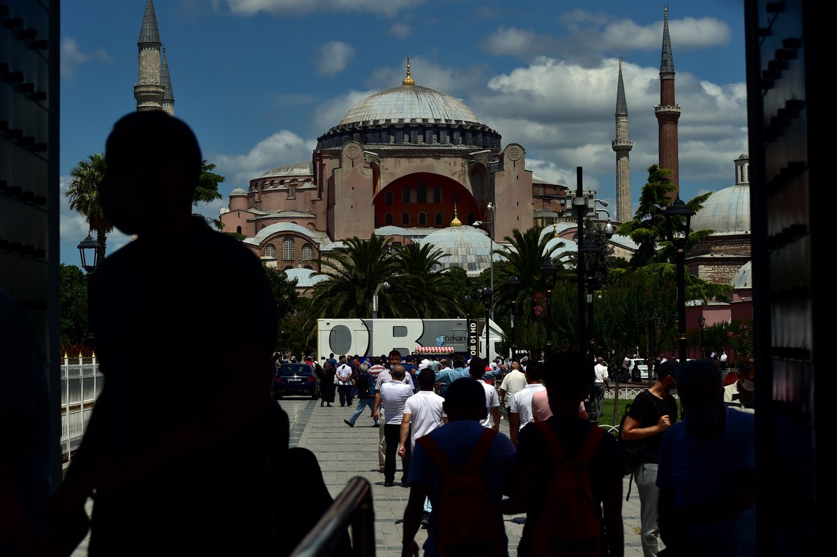 Ayasofya Camii’ne vatandaşların yoğun ilgisi devam ediyor