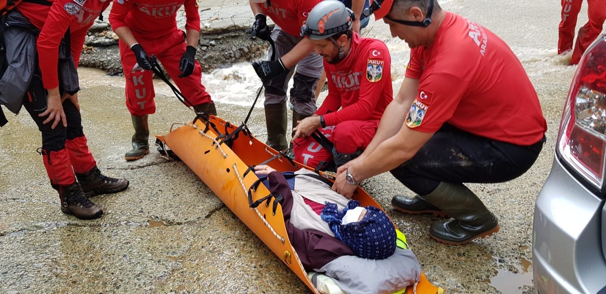 Rize'deki selde mahsur kalan 100 kişi tahliye edildi
