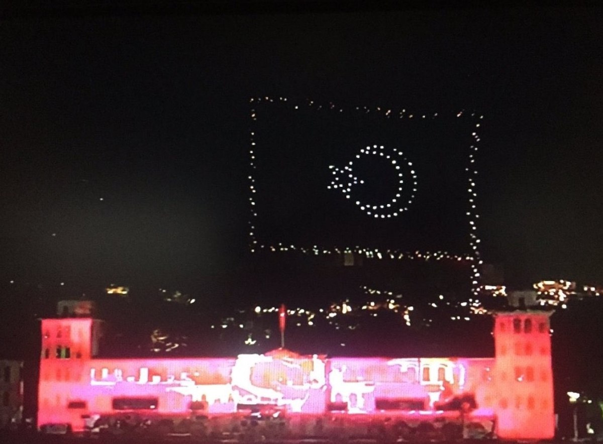 İstanbul Boğazı'nda drone'larla 15 Temmuz gösterisi