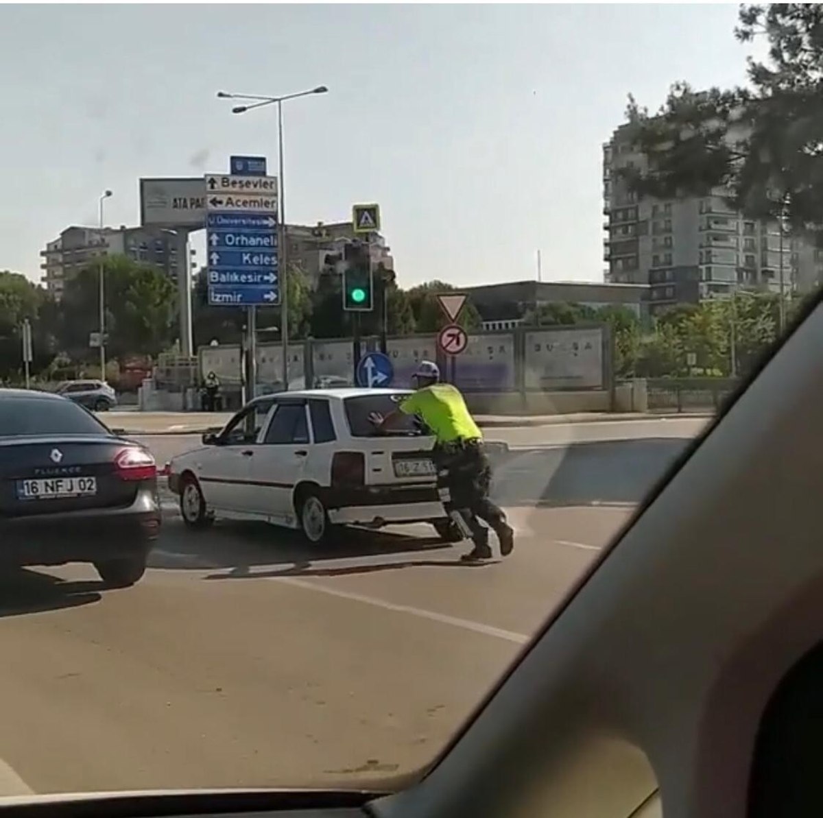 Bursa'da trafik polisinden alkışlanacak hareket