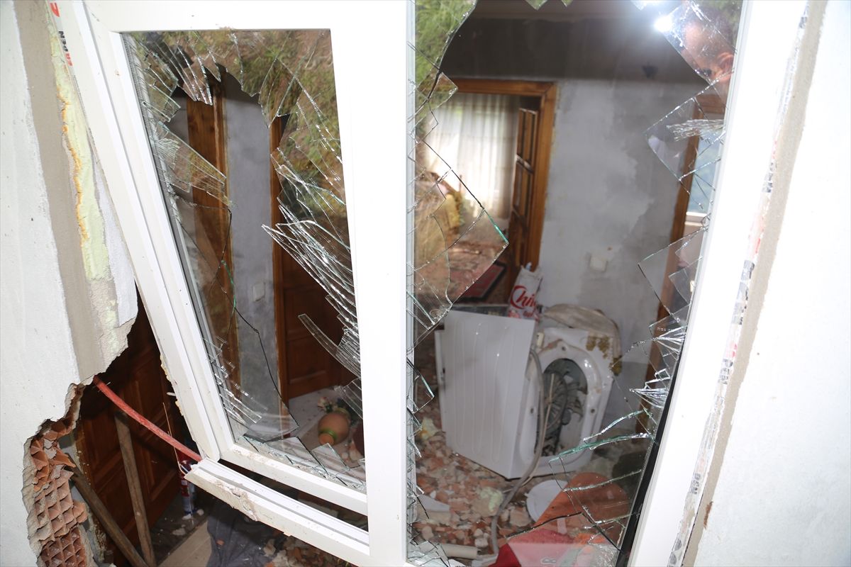 Ordu'da kaya parçası evin üzerine düştü