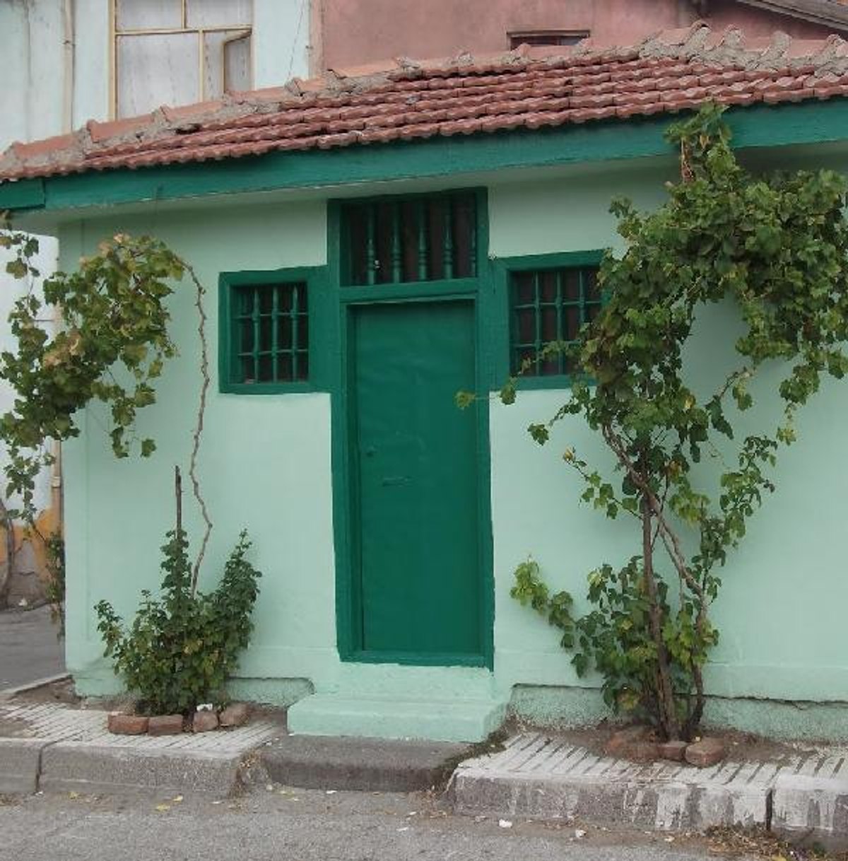 Çorum'da yola engel asırlık türbe kaldırıldı