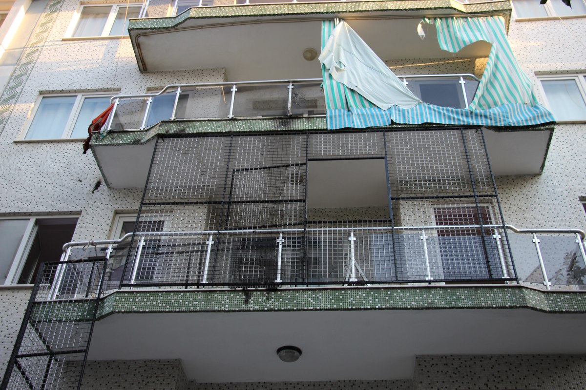 Aydın'da kaynak makinesi balkon perdesini tutuşturdu