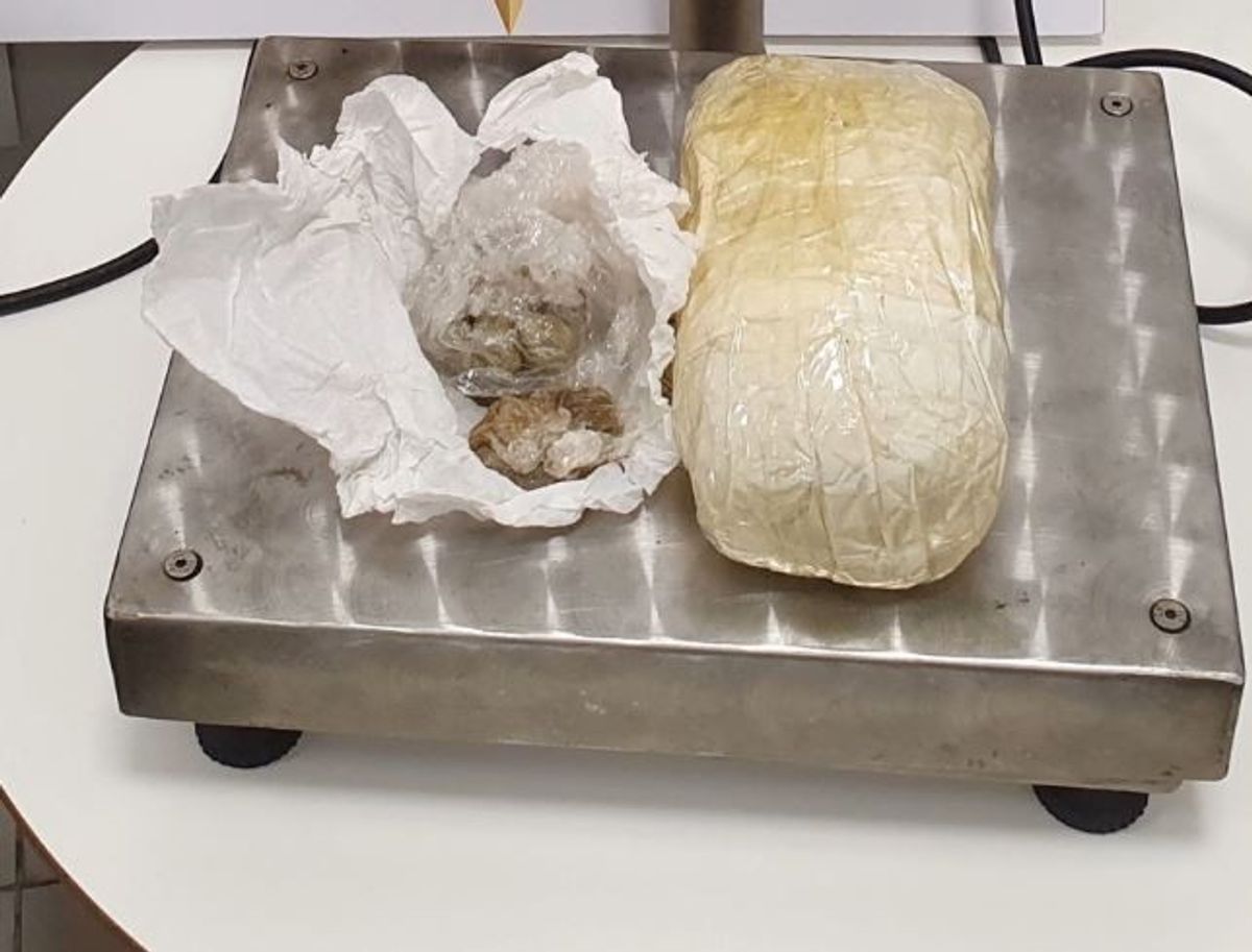 Üzerinden yarım kilo uyuşturucu çıktı, serbest bırakıldı