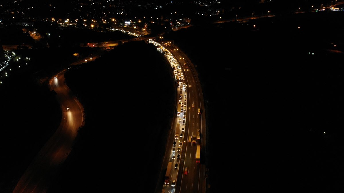Tatilciler yola çıktı, trafik sıkışmaya başladı