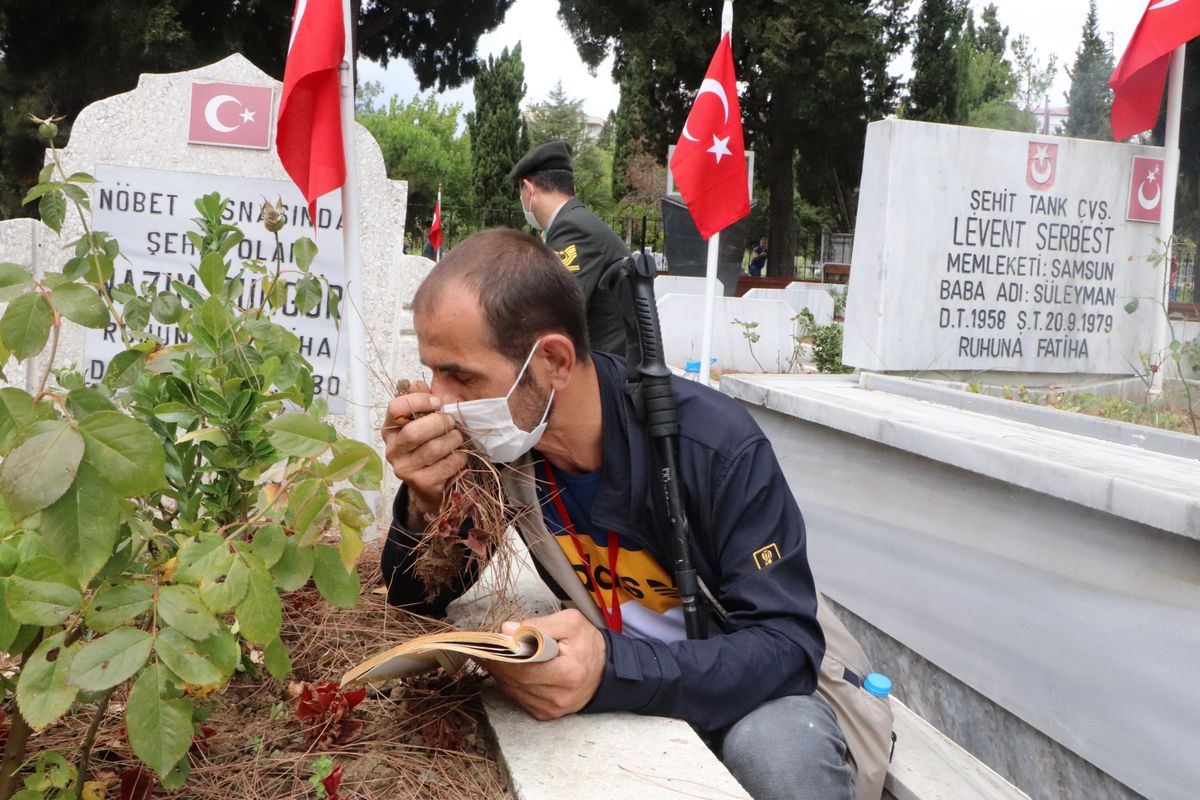 Samsun'da gözleri görmese de 20 senedir şehitliğe geliyor