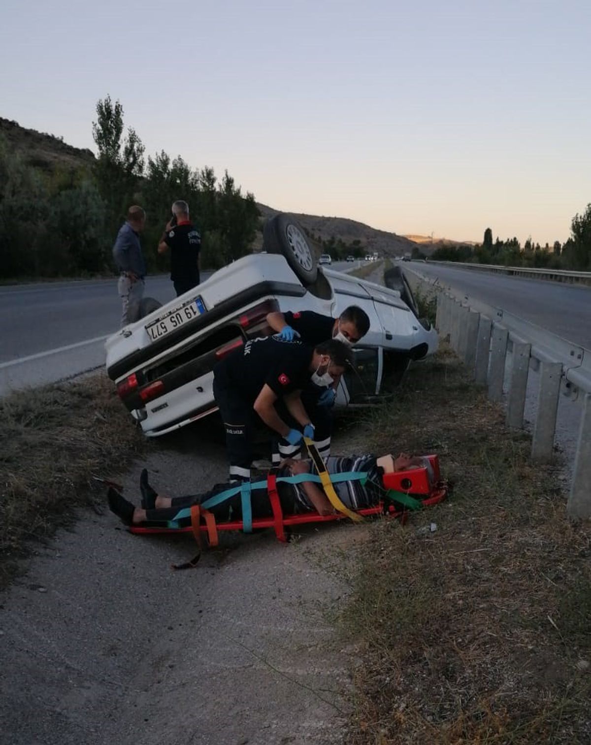 Çorum'da otomobil refüje devrildi: 2 yaralı