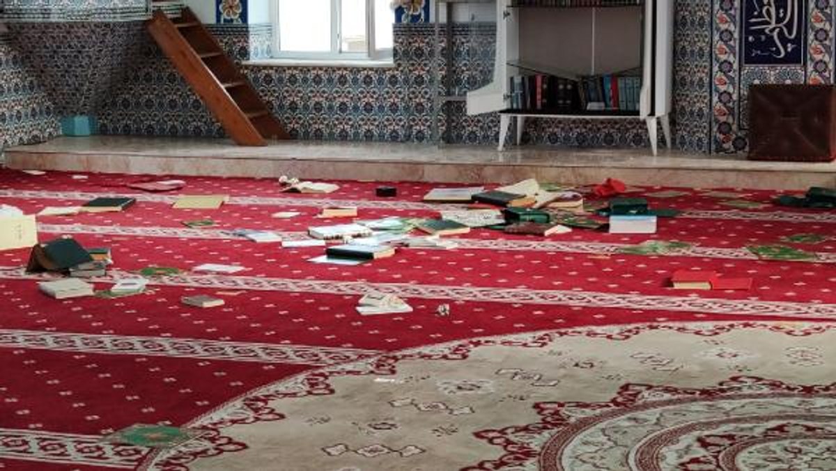 Bursa'da kimliği belirsiz kişilerce camiye çirkin saldırı