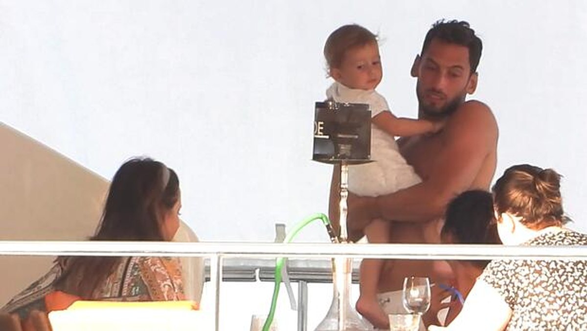 Hakan Çalhanoğlu ve eşi, Çeşme’de tatil yapıyor