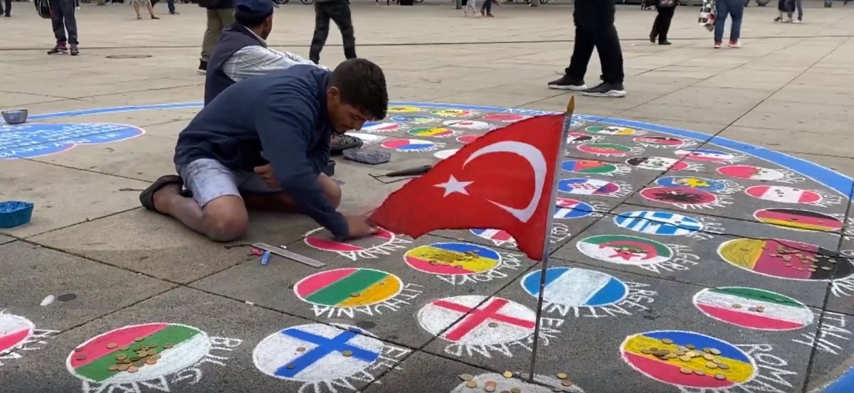 Almanya'da ülke bayraklarını yere çizen sanatçı Türk bayrağını asmayı tercih etti