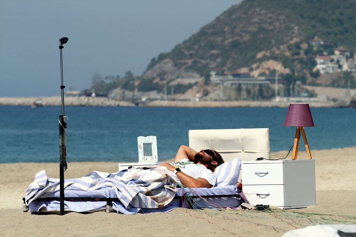 Antalya'da yamaç paraşütüne bağlanan yatağa gökyüzünde uzandı