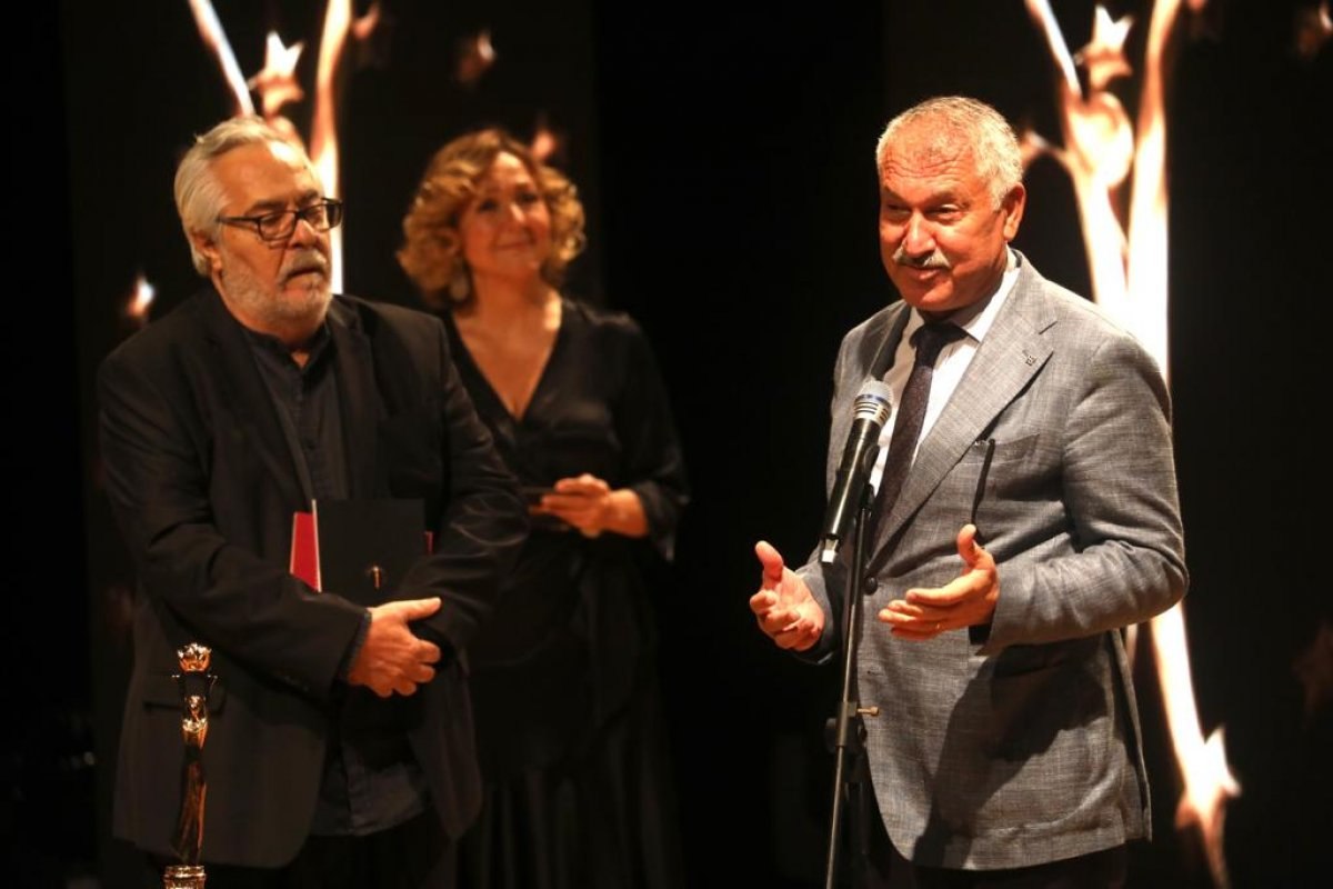Rutkay Aziz, ödülünü TTB'ye adadı! Rutkay Aziz kimdir, kaç yaşında? Rutkay Aziz'in hayatı...