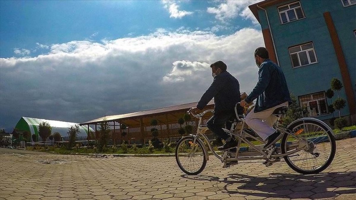 Iğdır'da kullandıkları bisikletle birbirlerine ayak ve göz oldular