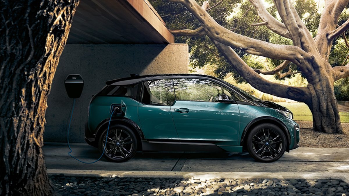 BMW'nin ilk tam elektrikli kompakt modeli i3, 200 bin üretim barajını geçti