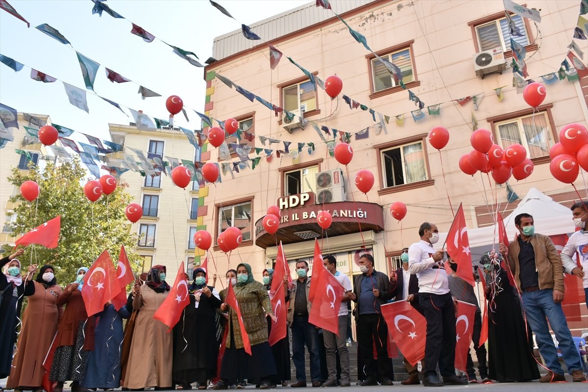 Diyarbakır anneleri Cumhuriyet Bayramı'nı evlat nöbetinde kutladı
