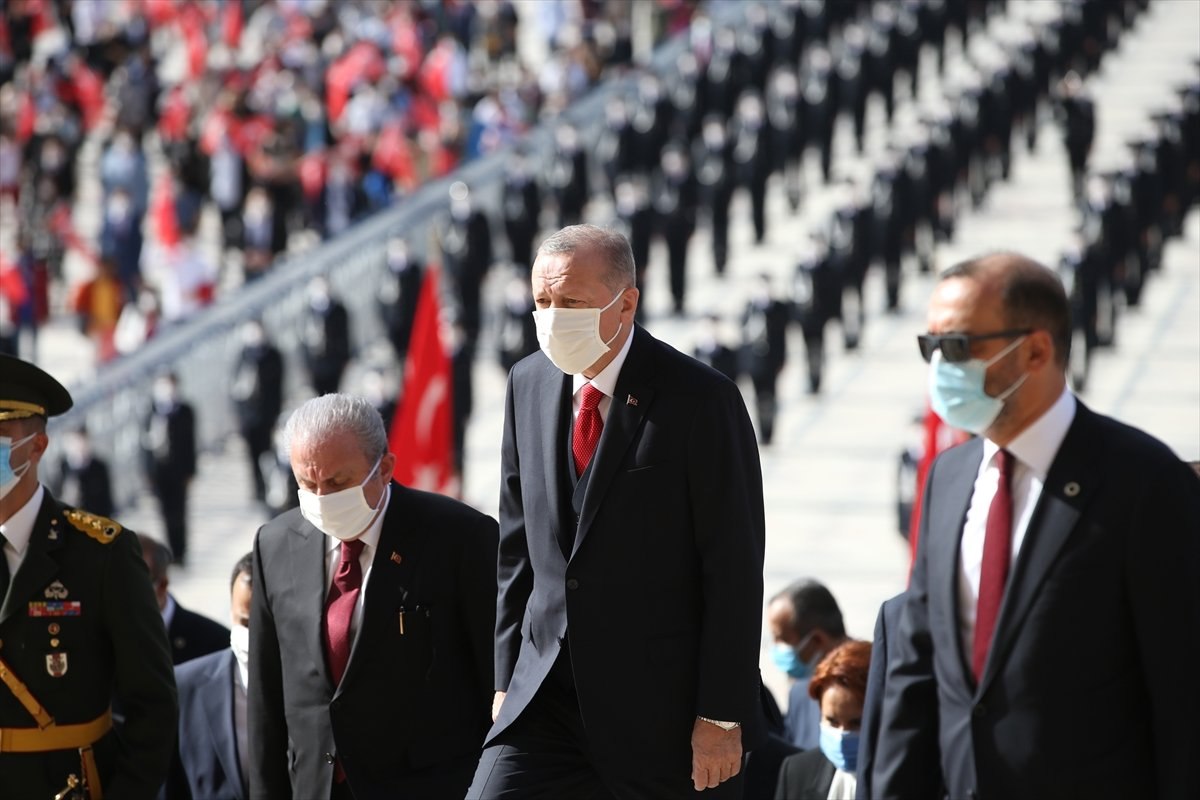 Cumhurbaşkanı Erdoğan'a Anıtkabir'de sevgi seli