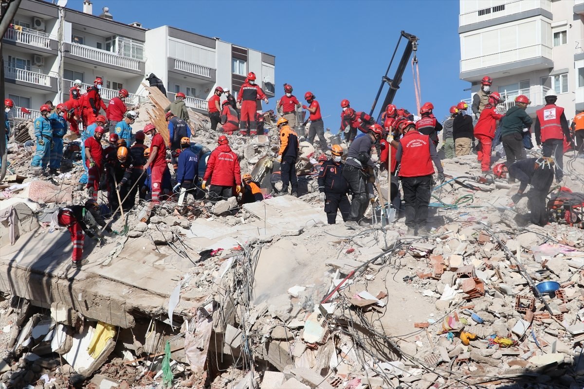 İzmir'deki depremde yıkılan binalara ilişkin 9 kişiye gözaltı