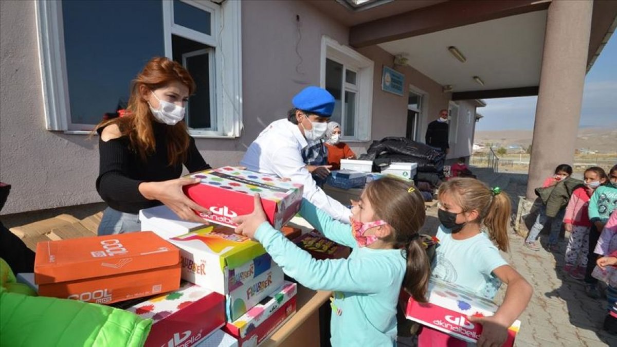 Eski paraşütçü komandolar, Kars'ta çocukların yüreklerini ısıttı