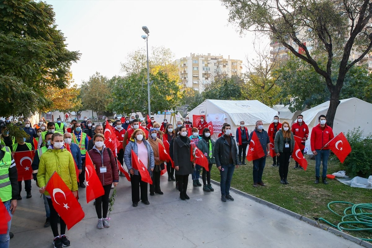İzmirli depremzedeler, Mustafa Kemal Atatürk'ü andı