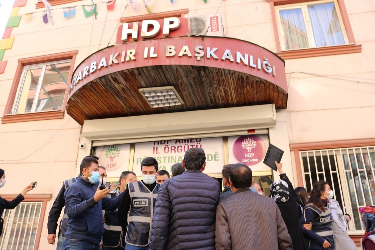 Evlat nöbetindeki aileler, çocuklarına domuz eti yedirildiğini öğrenince sinir krizi geçirdi