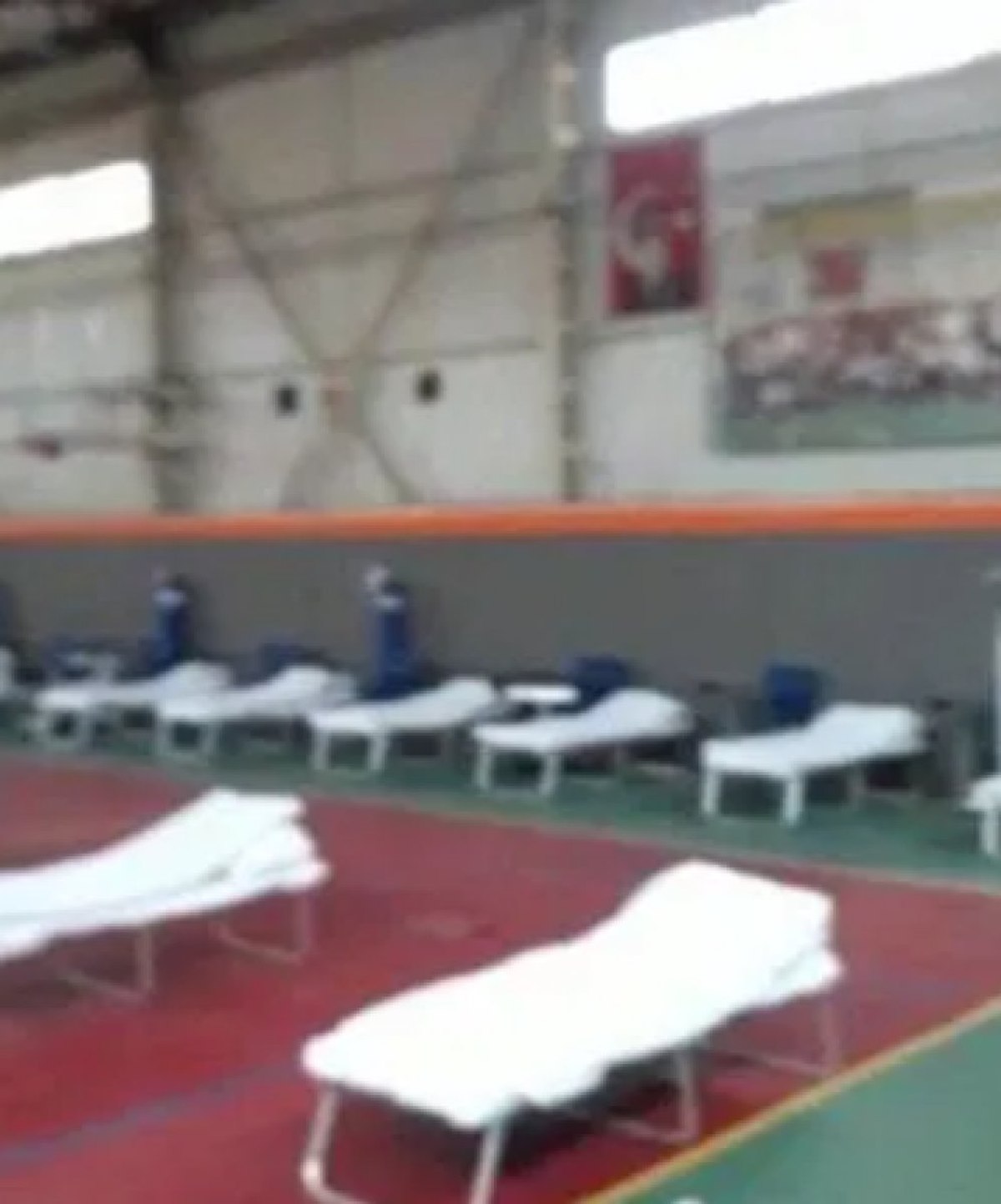 İzmir'de spor salonu hastaneye dönüştürülüyor