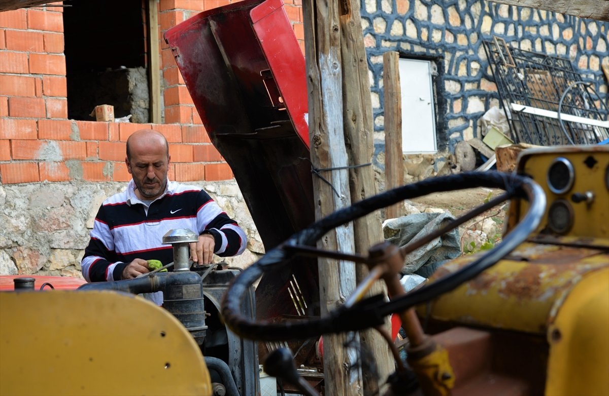 Bilecikli esnaf 1959 model traktörünü hayranlıkla kullanıyor