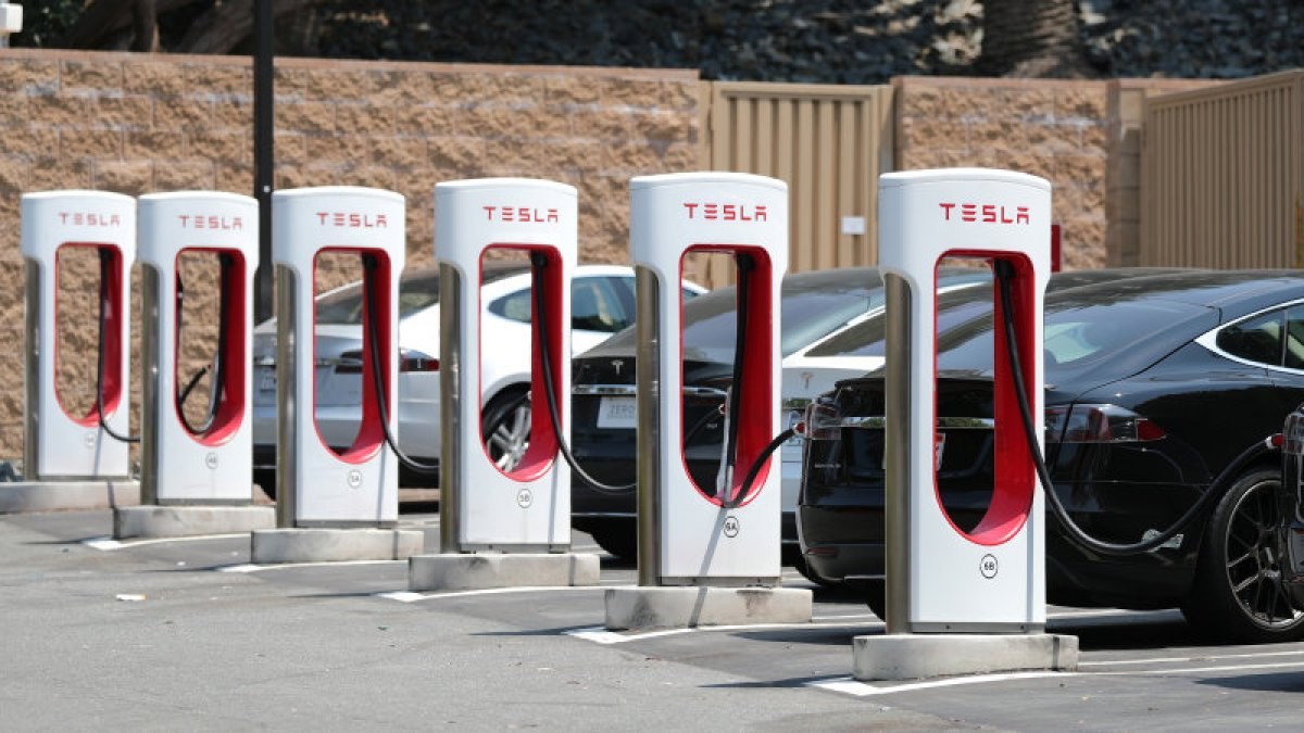 Tesla, Çin'de şarj istasyonu üretecek