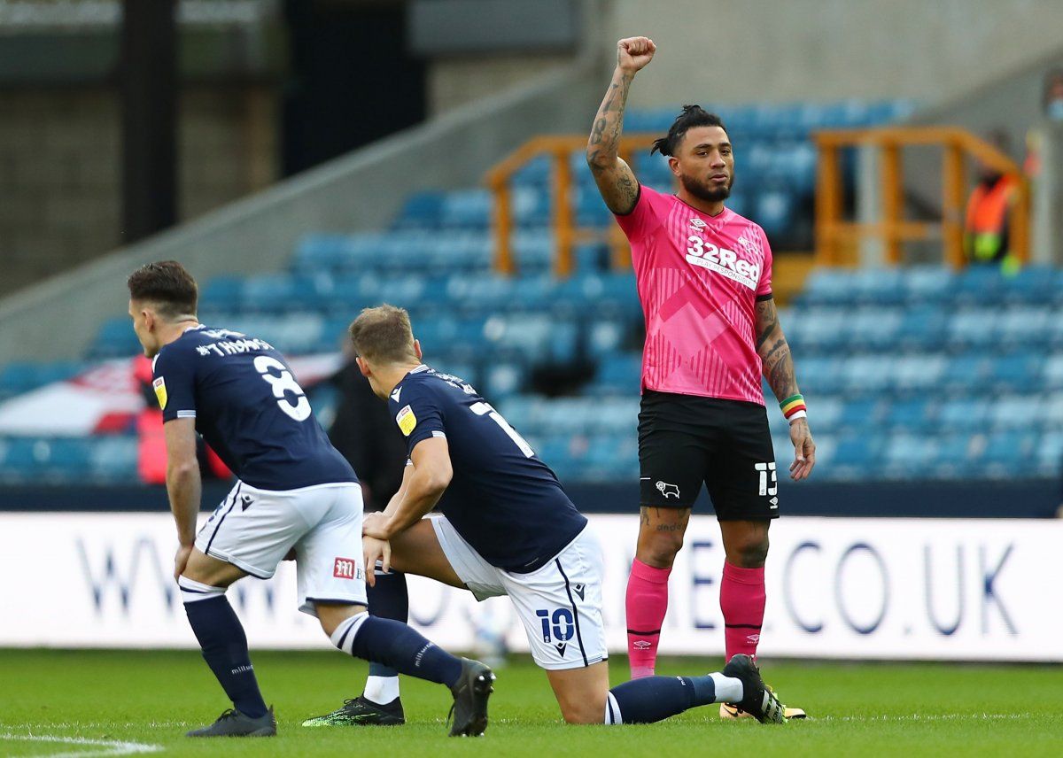 Milwall-Derby County maçında ırkçılığa karşı yapılan protestoya tepki