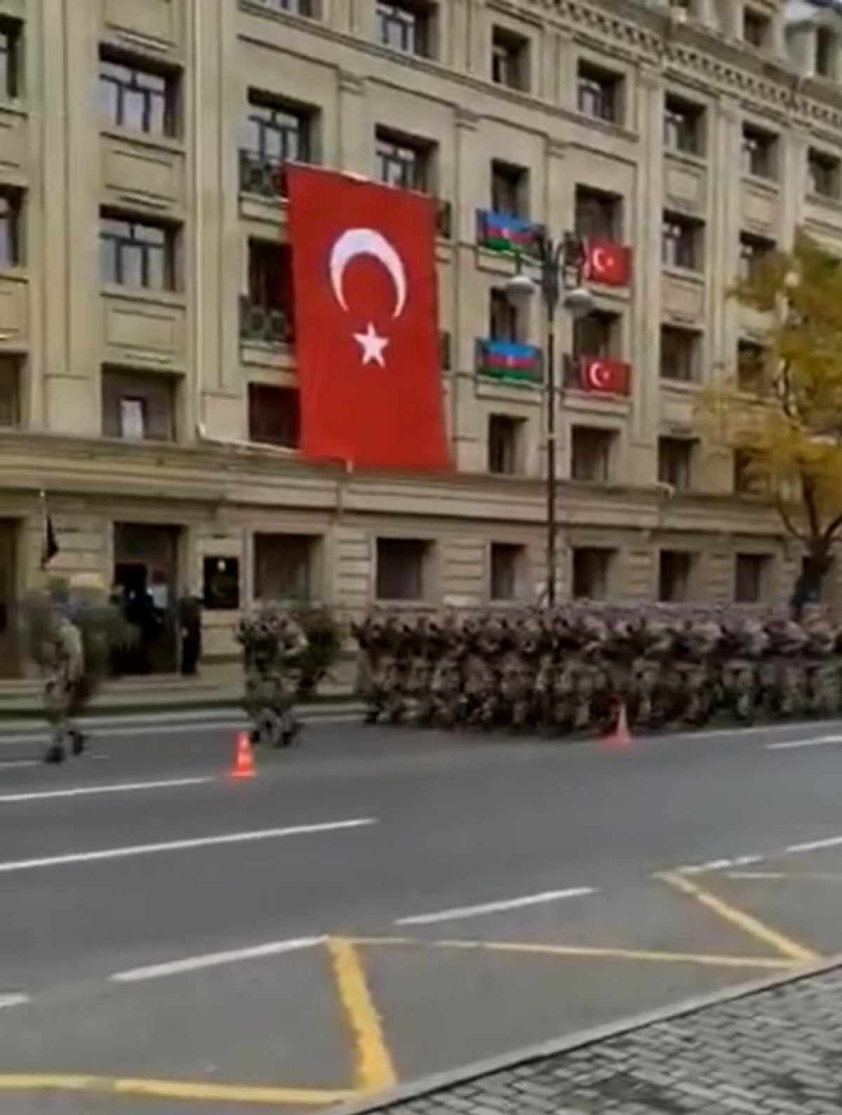 Türk askerleri Bakü sokaklarını inletti