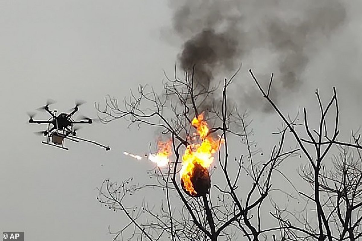 Çin'de insansız hava aracı, alev silahına dönüştürüldü