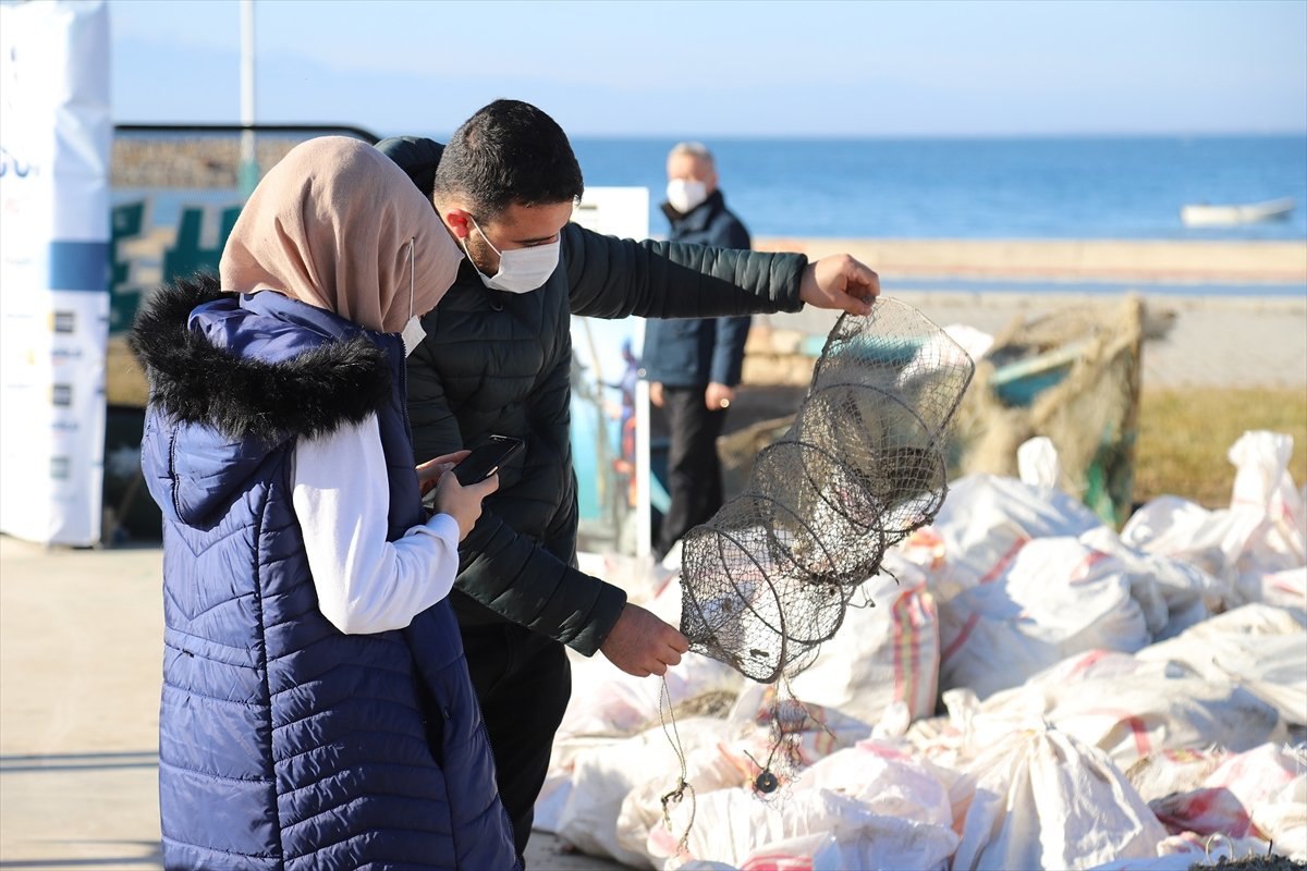 Beyşehir Gölü'nden hayalet ağlar çıkarıldı