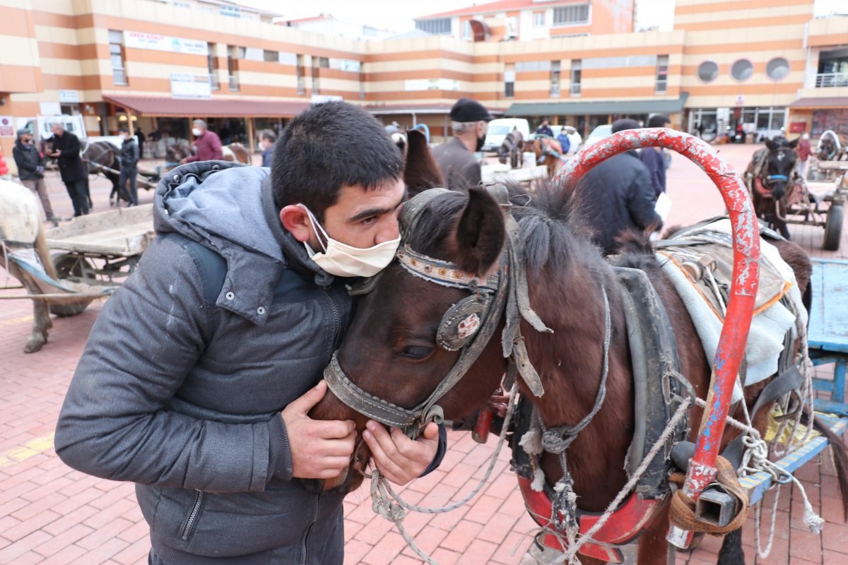 Keşan'da 104 at arabası, elektrikli triportörle değiştirildi
