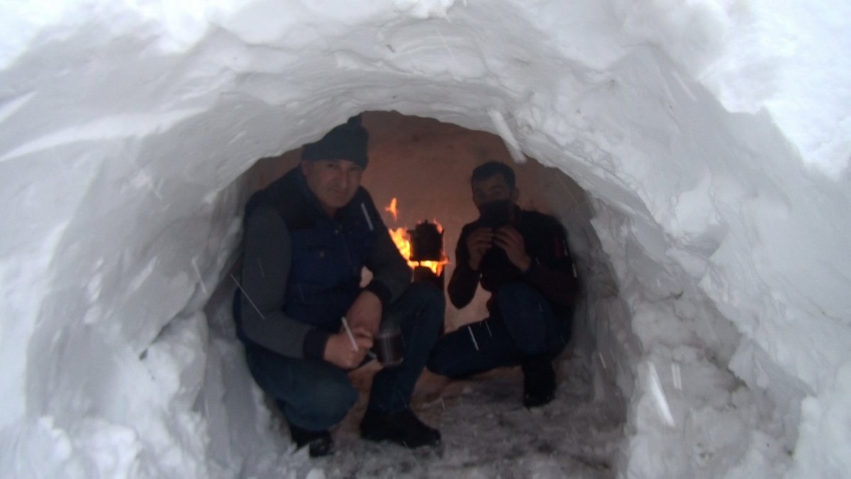 Şırnak'ta kardan tünel yapıp, çay içtiler