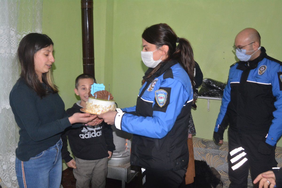 Hakkari'de polisten, denetimde doğum tarihini gördüğü Melek'e sürpriz