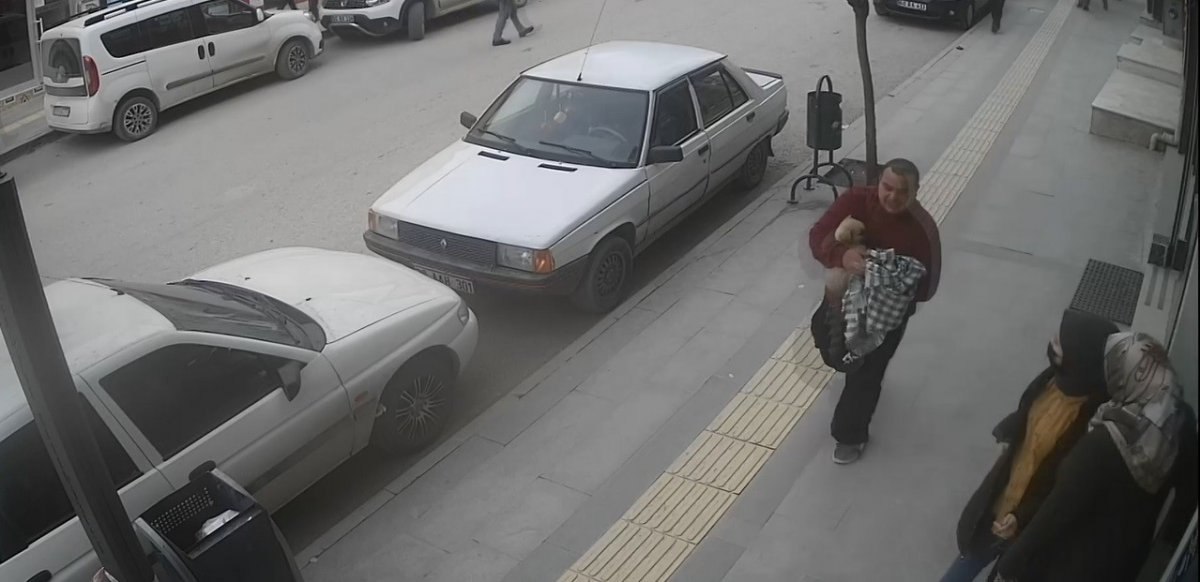Tokat'ta rahatsızlanan köpeğini veterinere koşarak götürdü