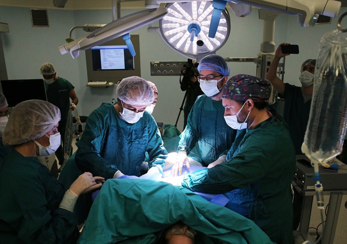 Çam ve Sakura Şehir Hastanesi'nde ilk kez intraoperatif radyoterapi tedavisi yapıldı