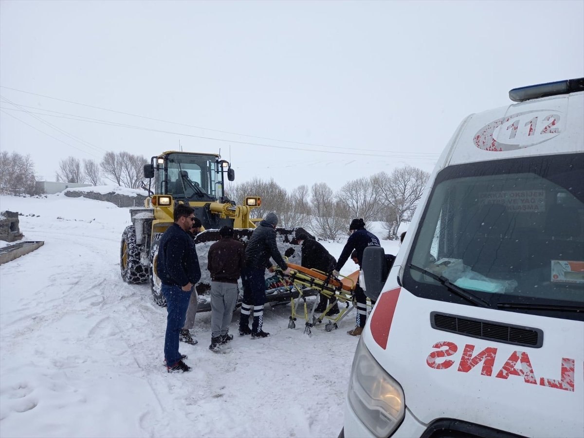 Kars'ta hastayı iş makinasının kepçesinde taşıdılar