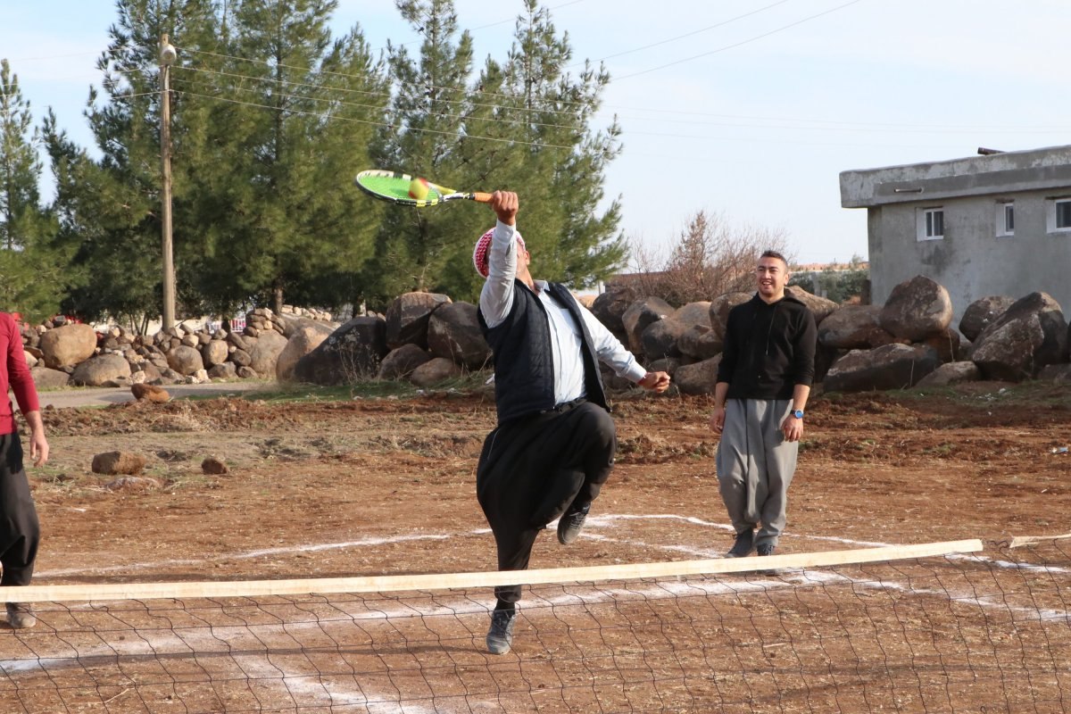 Viranşehir'de şalvarlı sporcular halı saha ve tenis kortuna kavuştu