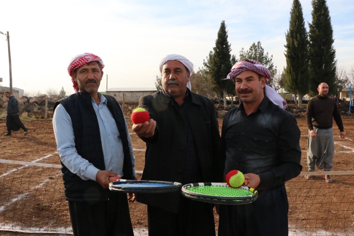 Viranşehir'de şalvarlı sporcular halı saha ve tenis kortuna kavuştu
