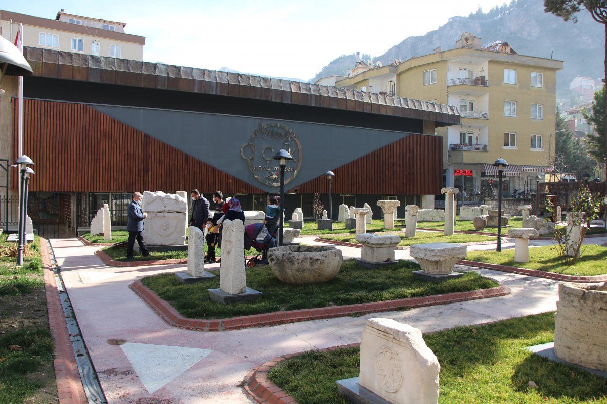 Amasya'da, bin 700 yıllık 'lanetli' lahit dikkat çekti