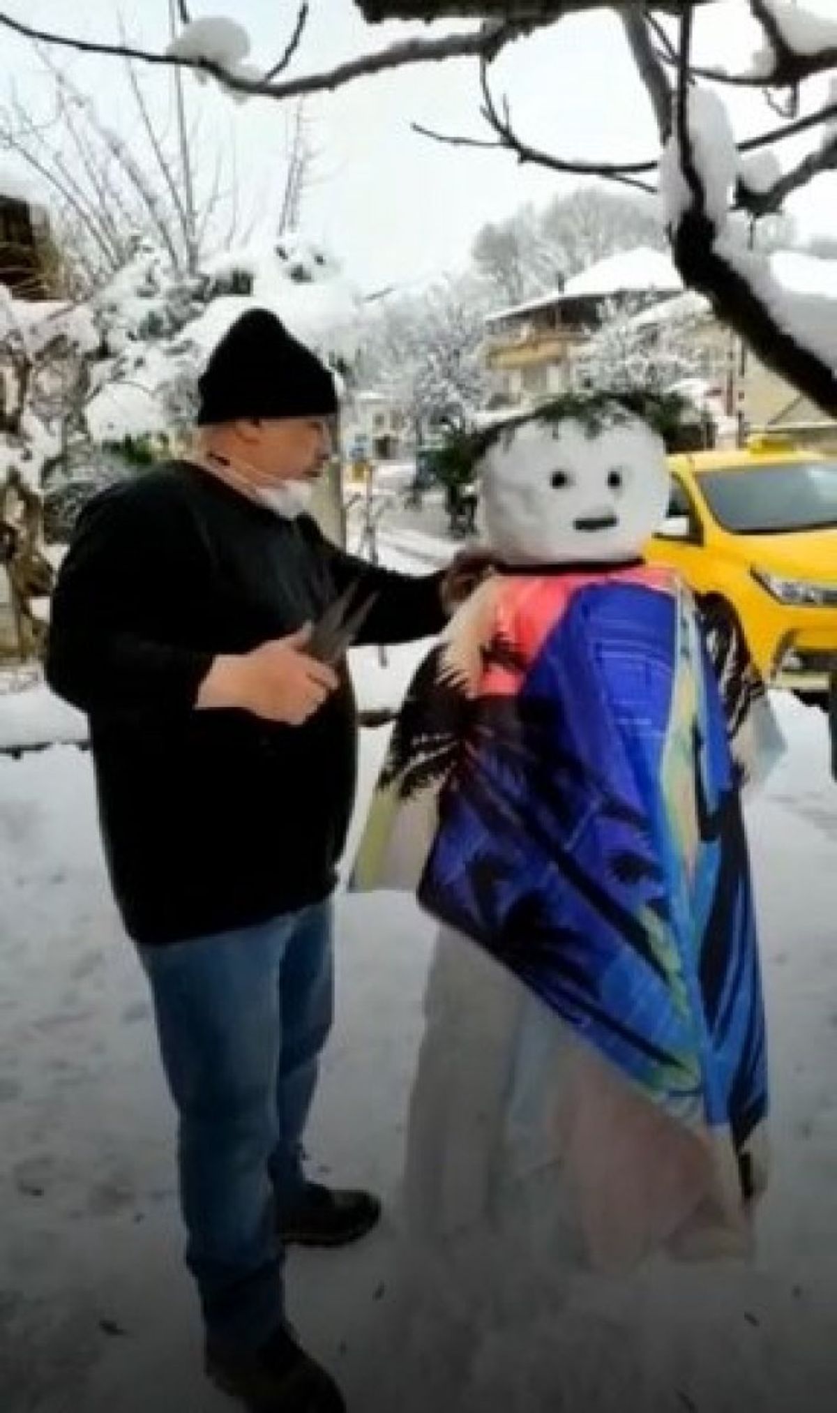 Sakarya'da, yaptığı kardan adamı tıraş etti