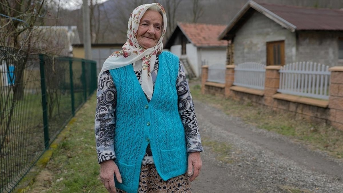 Srebrenitsa'da üç oğlunu şehit veren anne: O acıya dayanamıyorum